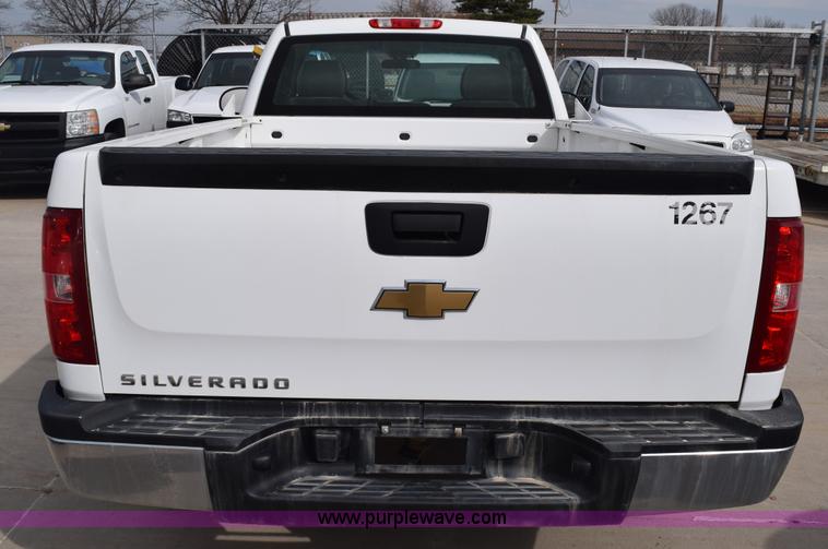 image for item K8825 2007 Chevrolet Silverado 1500 pickup truck