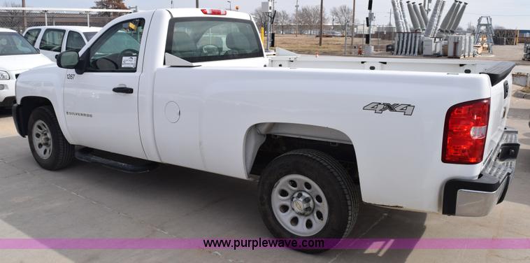 image for item K8825 2007 Chevrolet Silverado 1500 pickup truck