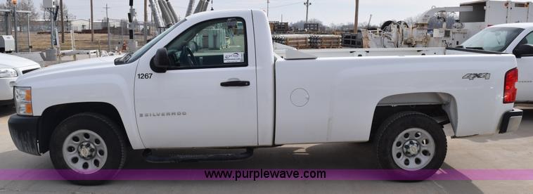 image for item K8825 2007 Chevrolet Silverado 1500 pickup truck