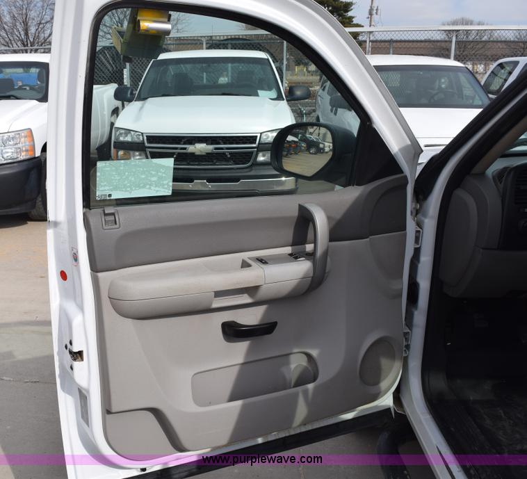 image for item K8825 2007 Chevrolet Silverado 1500 pickup truck