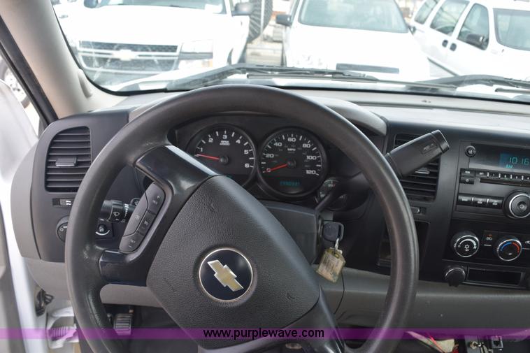 image for item K8825 2007 Chevrolet Silverado 1500 pickup truck