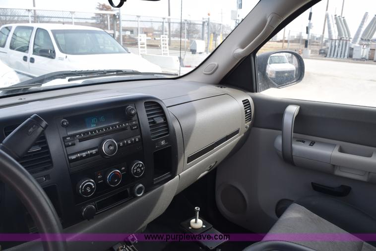 image for item K8825 2007 Chevrolet Silverado 1500 pickup truck