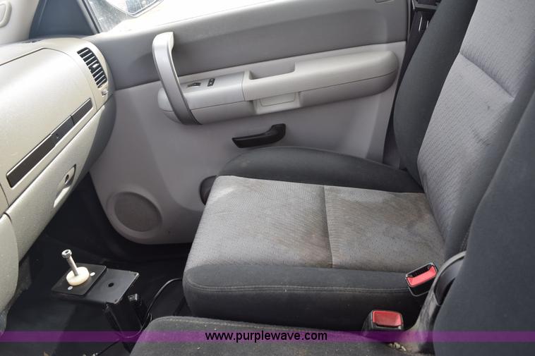 image for item K8825 2007 Chevrolet Silverado 1500 pickup truck