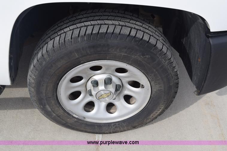 image for item K8825 2007 Chevrolet Silverado 1500 pickup truck