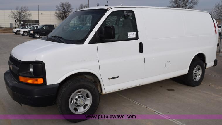 image for item K8826 2006 Chevrolet Express 3500 Cargo van