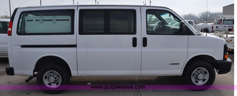 image for item K8826 2006 Chevrolet Express 3500 Cargo van