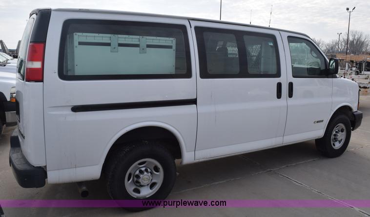 image for item K8826 2006 Chevrolet Express 3500 Cargo van