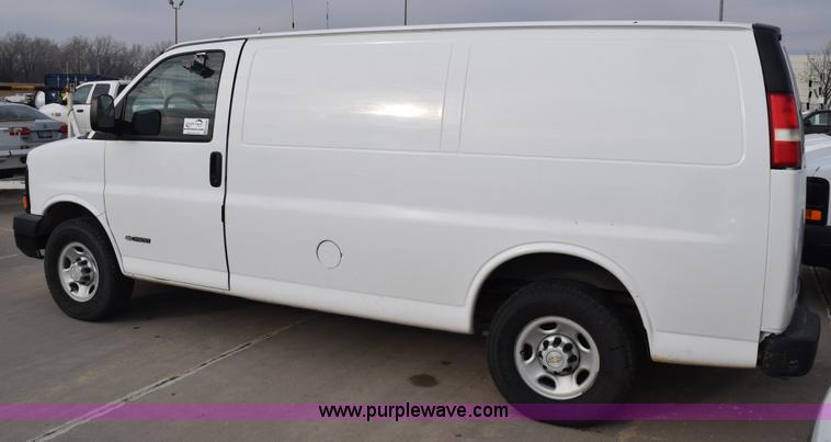 image for item K8826 2006 Chevrolet Express 3500 Cargo van