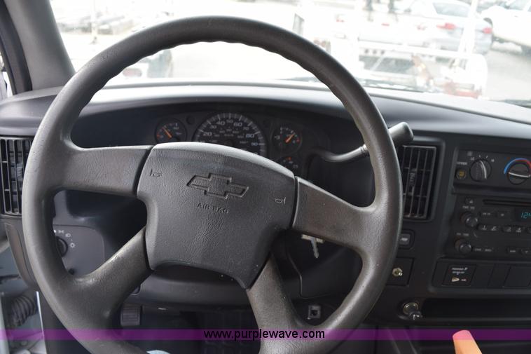 image for item K8826 2006 Chevrolet Express 3500 Cargo van