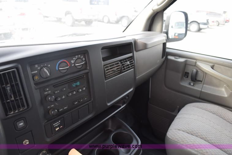 image for item K8826 2006 Chevrolet Express 3500 Cargo van