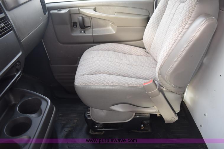 image for item K8826 2006 Chevrolet Express 3500 Cargo van