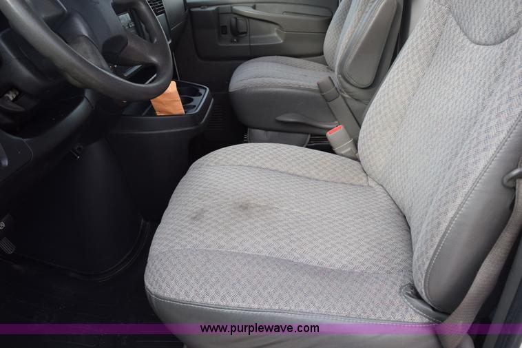 image for item K8826 2006 Chevrolet Express 3500 Cargo van