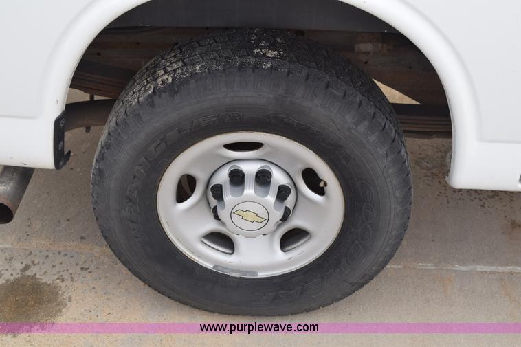 image for item K8826 2006 Chevrolet Express 3500 Cargo van