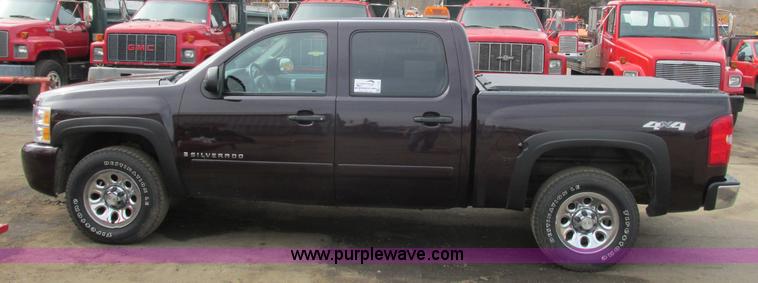 image for item J1792 2008 Chevrolet Silverado 1500 Crew Cab pickup truck