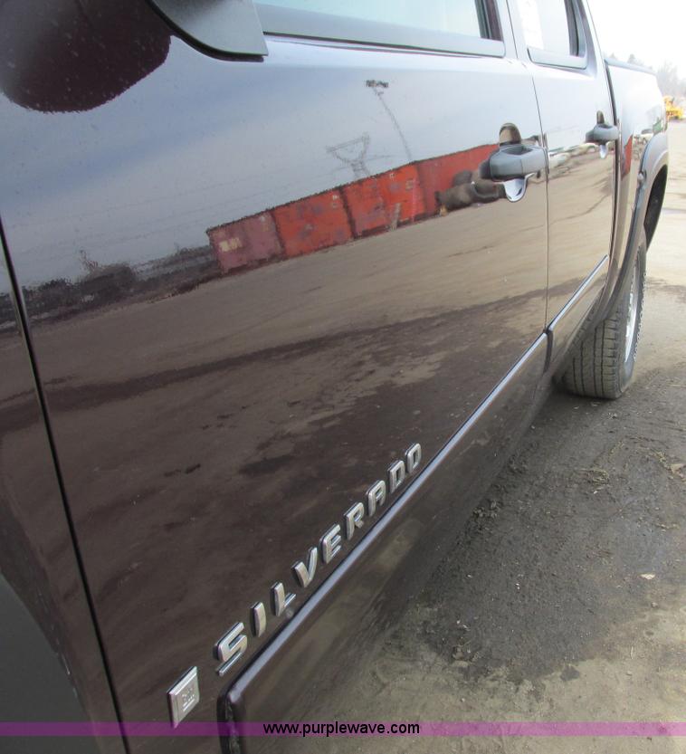 image for item J1792 2008 Chevrolet Silverado 1500 Crew Cab pickup truck