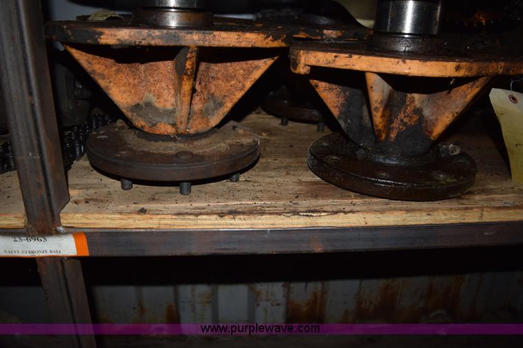 image for item J1819 Case 1845C hydraulic drive motors