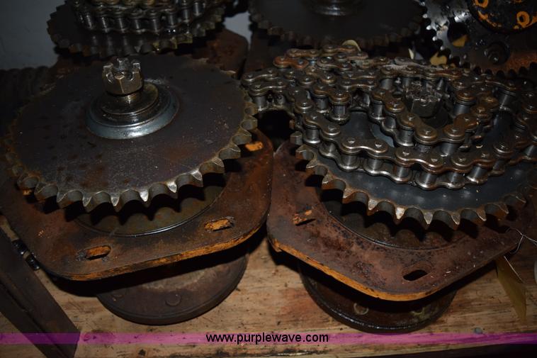 image for item J1819 Case 1845C hydraulic drive motors