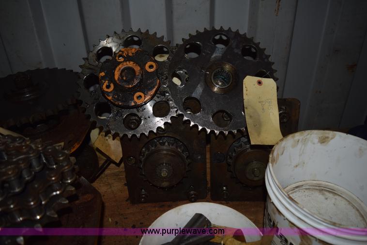 image for item J1819 Case 1845C hydraulic drive motors