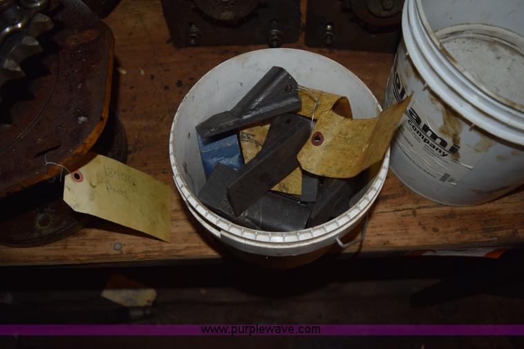 image for item J1819 Case 1845C hydraulic drive motors