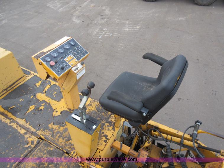 image for item J1947 2002 Blaw Knox PF-5510 asphalt paver