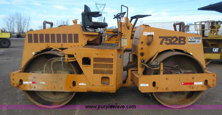 image for item J1977 Case 752B double drum roller