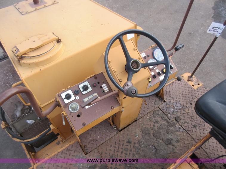 image for item J1977 Case 752B double drum roller