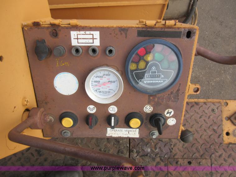 image for item J1977 Case 752B double drum roller