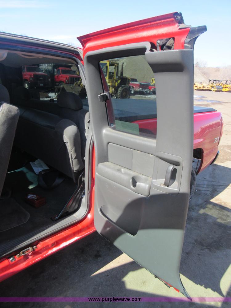 image for item J1980 2003 Chevrolet Silverado 1500 Ext. Cab pickup truck