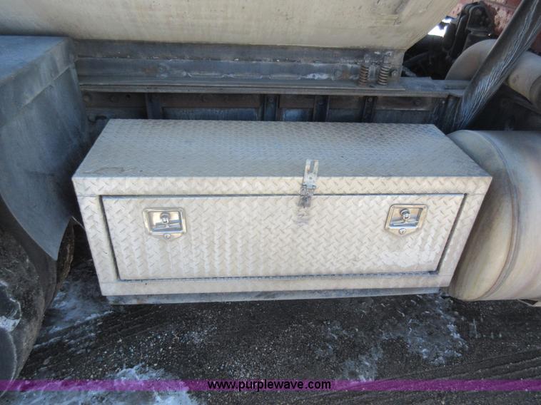 image for item J1982 1995 Peterbilt 377 water truck