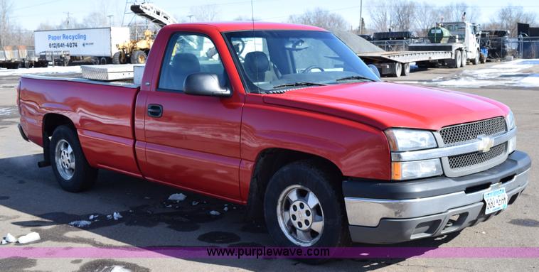 image for item J1985 2004 Chevrolet Silverado 1500 pickup truck