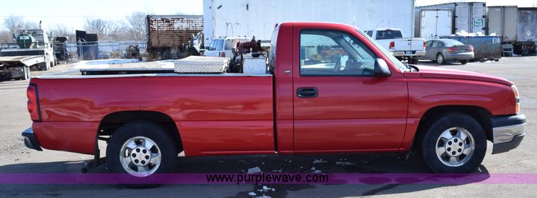image for item J1985 2004 Chevrolet Silverado 1500 pickup truck