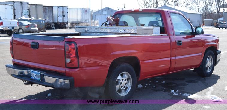 image for item J1985 2004 Chevrolet Silverado 1500 pickup truck