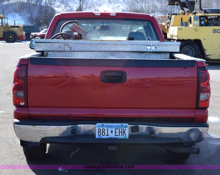 image for item J1985 2004 Chevrolet Silverado 1500 pickup truck