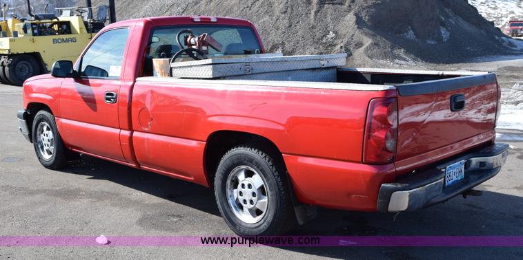 image for item J1985 2004 Chevrolet Silverado 1500 pickup truck