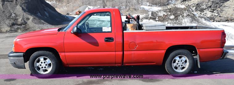 image for item J1985 2004 Chevrolet Silverado 1500 pickup truck