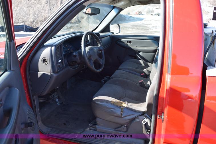 image for item J1985 2004 Chevrolet Silverado 1500 pickup truck