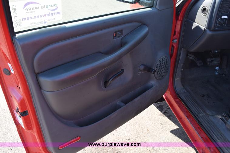 image for item J1985 2004 Chevrolet Silverado 1500 pickup truck