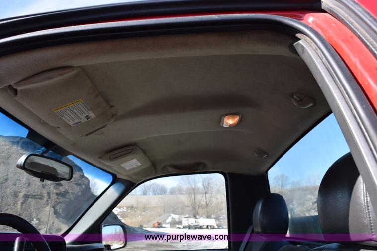 image for item J1985 2004 Chevrolet Silverado 1500 pickup truck