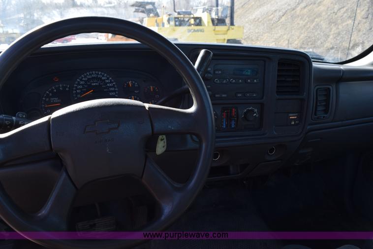 image for item J1985 2004 Chevrolet Silverado 1500 pickup truck