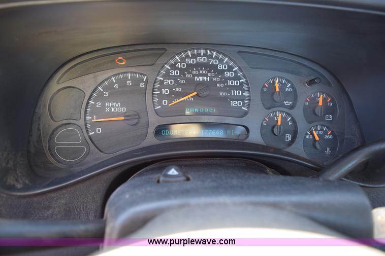 image for item J1985 2004 Chevrolet Silverado 1500 pickup truck