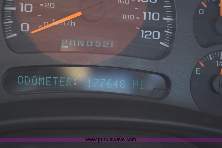 image for item J1985 2004 Chevrolet Silverado 1500 pickup truck