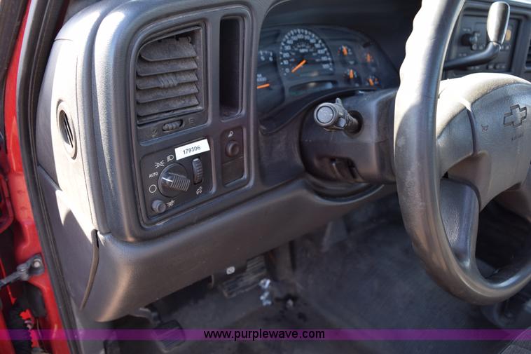 image for item J1985 2004 Chevrolet Silverado 1500 pickup truck