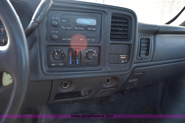 image for item J1985 2004 Chevrolet Silverado 1500 pickup truck