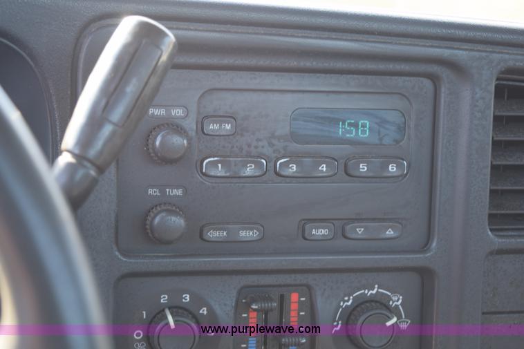 image for item J1985 2004 Chevrolet Silverado 1500 pickup truck