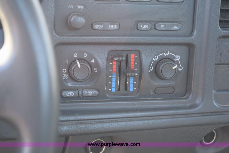 image for item J1985 2004 Chevrolet Silverado 1500 pickup truck