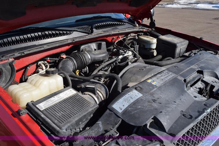 image for item J1985 2004 Chevrolet Silverado 1500 pickup truck