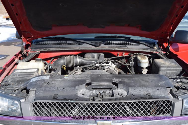 image for item J1985 2004 Chevrolet Silverado 1500 pickup truck