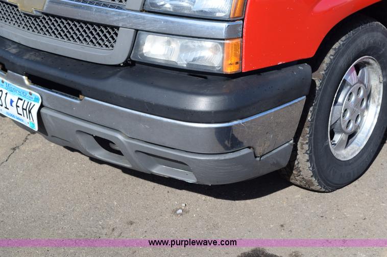 image for item J1985 2004 Chevrolet Silverado 1500 pickup truck