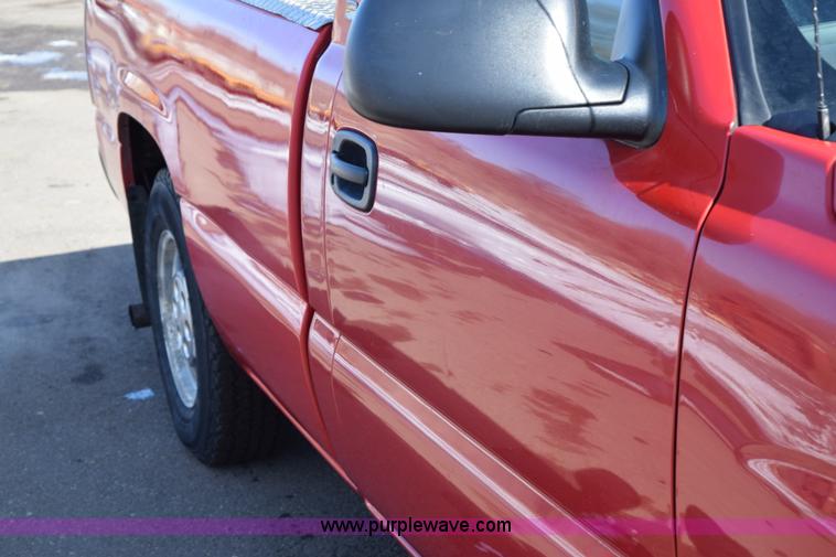 image for item J1985 2004 Chevrolet Silverado 1500 pickup truck