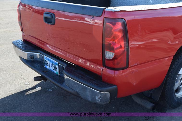 image for item J1985 2004 Chevrolet Silverado 1500 pickup truck